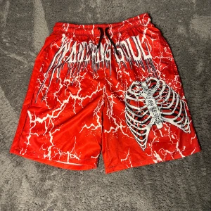 Röda shorts med tryck  - Basket shorts - storlek M - L