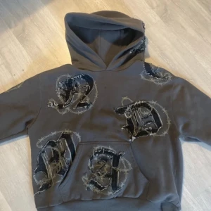 named collective hoodie - en grå hoodie från named collective den är storlek s men är baggy i storleken. använd 1-2 gånger, bra skick!