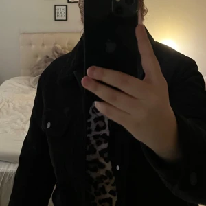 Svart teddyjacka i jeansmodell - Säljer en svart teddyjacka i jeansmodell med knappar framtill. Jackan har lång ärm och är fodrad med mjuk teddy på insidan för extra värme. Aldrig använd 💞