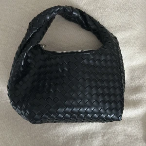 svart väska  - supersnygg väska som inte används längre, inga defekter och knappt använd🩷