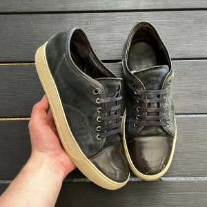 Lanvin - Säljer dessa sjukt feta lanvins! Uk9 vilket motsvarar 43-44! Skick 6/10. Slitna. Hör av dig vid mindts fundering! Vad ingår? Dustbag🤩