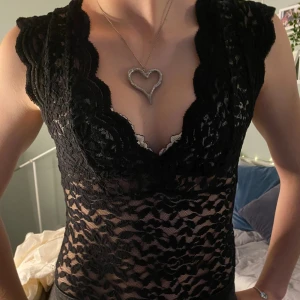 Body från Zara - Säljer en superfin body i spets från Zara i storlek S💓 passar typ alla kroppar eftersom det är stretchigt material. Pris går att diskutera!