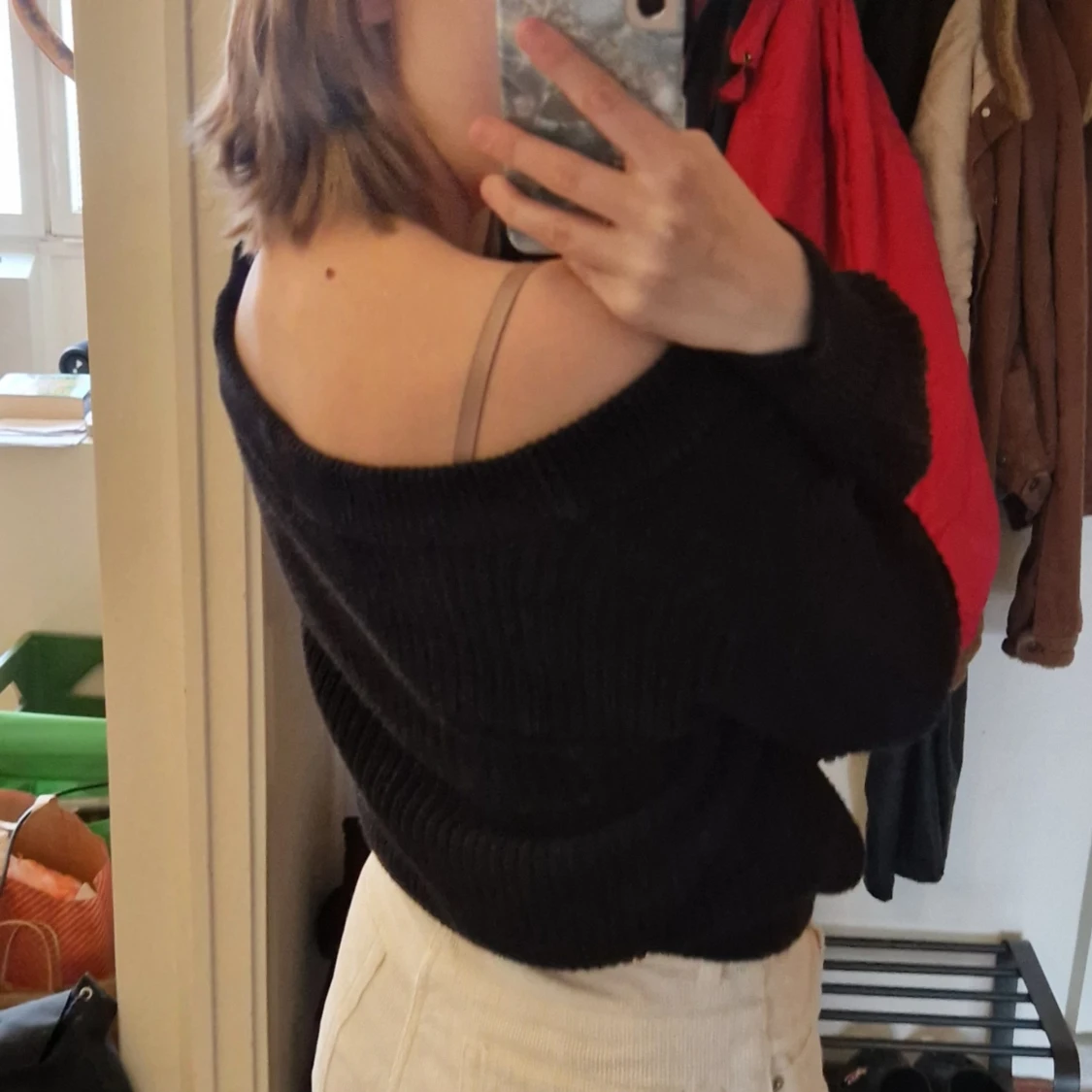 Svart stickad offshouldertröja - 2