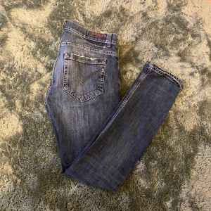 Dondup jeans - Säljer ett par dondup jeansen i modellen george. Jeansen har några små lagningar men inget man lägger märke till vid användning. Skriv vid intresse eller funderingar!