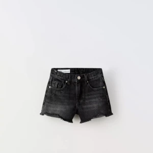 Svarta jeansshorts med fransar - Snygga svarta jeansshorts med råa franskantade benslut och klassisk femficksdesign. Perfekta för sommaren och passar till allt. Hög midja och knappgylf för en trendig look.