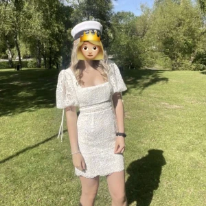 Vit spetsklänning  - Superfin vit spetsklänning från Asos med fyrkantig hals ringning och puffärmar. Klänningen har markerad midja, kort längd och vackra spetsdetaljer. Perfekt till student eller sommarens festligheter!                                       