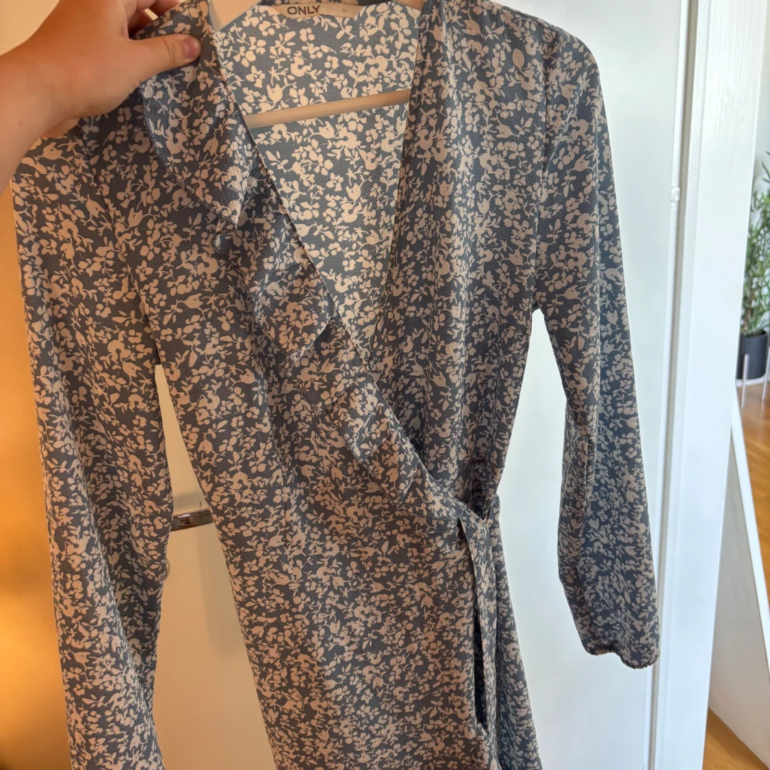 Blommig omlottklänning från ONLY - 1