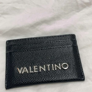 Svart Valentino kortfodral i skinn - svart korthållare från valentino