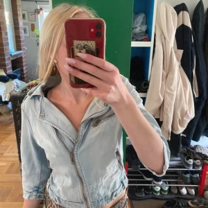 Jeansjacka  - Jättesnygg jeansjacka med trekvartsärmar och coola detaljer, jättefin nu för sommaren. Från Zara och i storlek S/36.