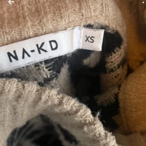 Leopardmönstrad stickad tröja NA-KD - Säljer en beige och svart stickad tröja från NA-KD i storlek XS. Tröjan har ett snyggt leopardmönster och ribbade muddar vid ärmslut och hals. Perfekt för dig som vill sticka ut med en trendig och mysig look.