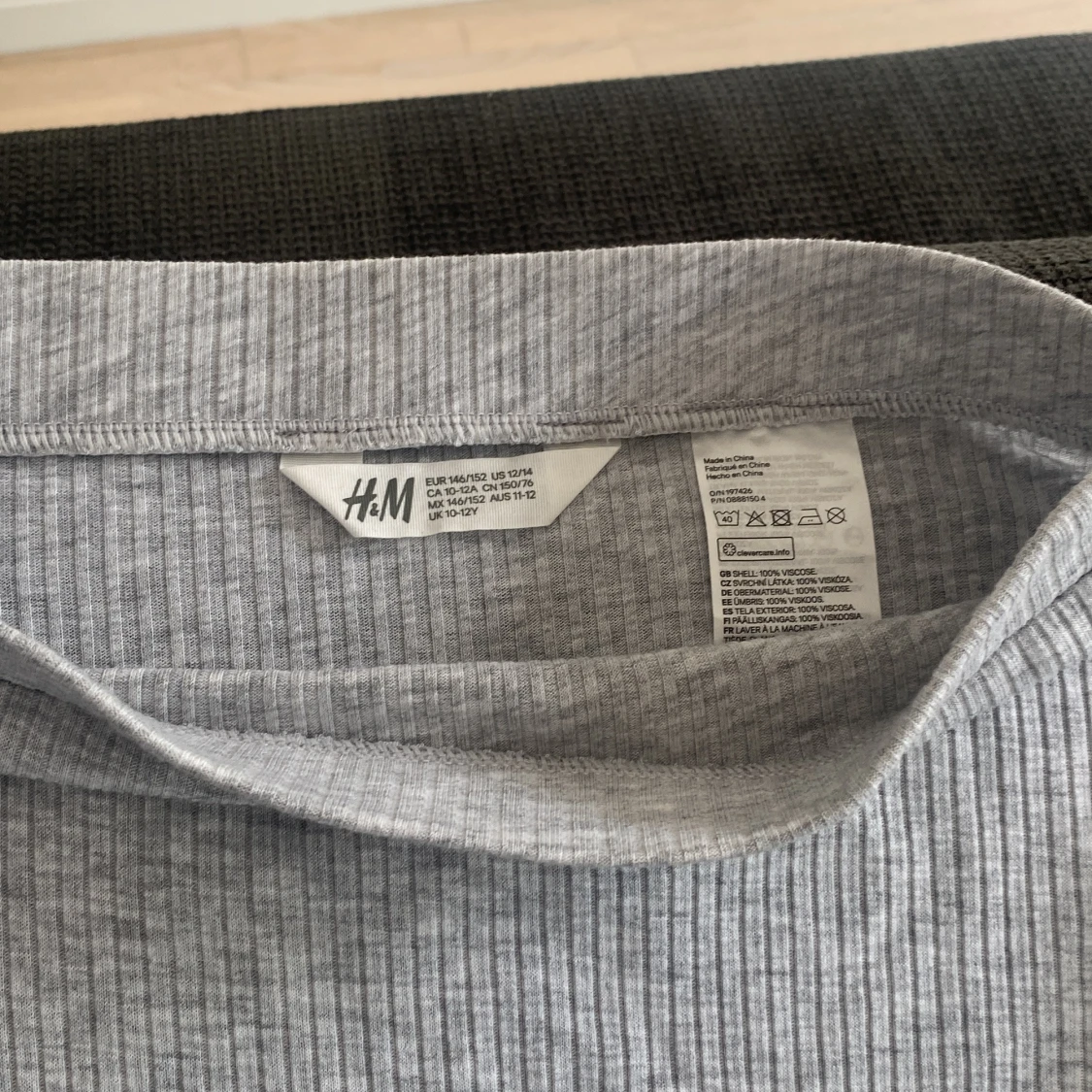 Oanvänd kjol i stretch material strl 146/152 - 1