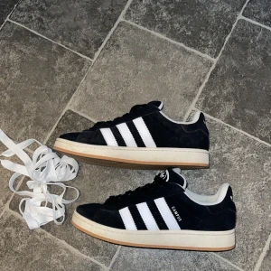 Adidas Campus svarta sneakers mocka - Adidas campus, köpta från Zalando för 1300kr. Ej använda så mycket, mycket bra skick. Vita snören medföljer. Pris går att diskuteras. Hör av dig om du vill ha fler bilder eller om du har någon fråga 😊