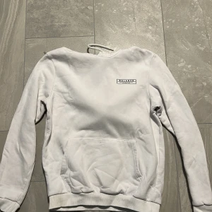 Vit hoodie från Pier One med tryck - Vit hoodie från Pier One med svart tryck på ryggen och texten 'BALANCE'. Stor magficka framtill, huva och mjukt material. Snygg och enkel design med lång ärm, perfekt för chill dagar.