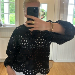 Svart blus med mönster - Superfin blus med hål i fina mönster, även en liten V-ringning. Storlek M men sitter som en S.💖💖
