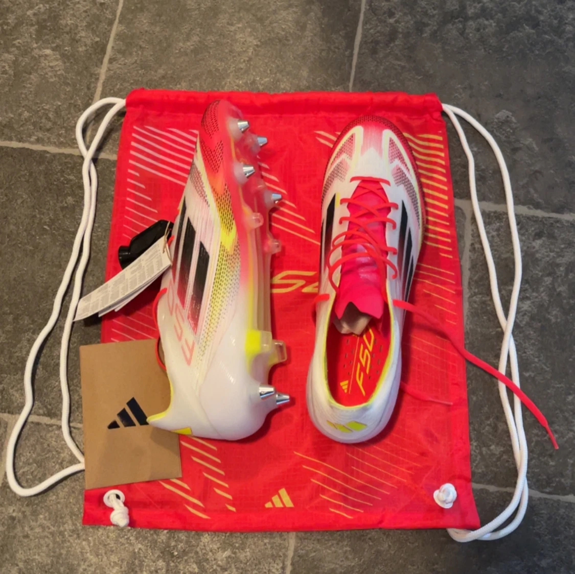 Adidas F50 vita och rosa fotbollsskor - 1