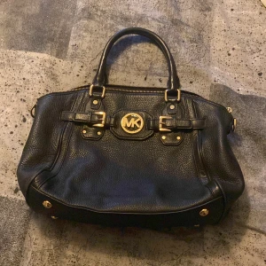 Fin väska!  - En jättefin Michel Kors väska köpt secondhand! Ej används och är i jättebra skick 😇