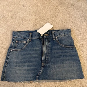 Blå jeanskjol från ZARA XS - Ny jätte fin Låg midjad jeans kjol från Zara, storlek xs 