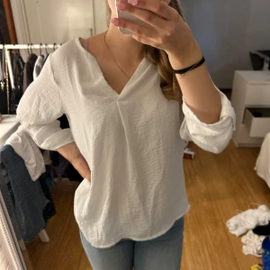 Vero Moda blus  - Blus ifrån vero Moda i storlek L men skulle säga att den är som en M