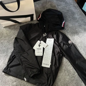 Moncler windbreaker - Äkta moncler windbreaker i sjukt bra skick, kvitto och tags medföljer vid köp. Jackan är i storlek     1/S Vid frågor så är det bara att skriva🙌🏻🙌🏻