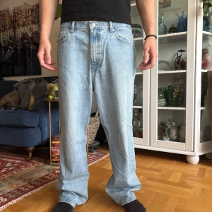 Weekday Galaxy Loose Straight Jeans - Ljusblå jeans från Weekday, modell Galaxy Loose Straight. De har en rak och loose passform med klassisk femficksdesign och normal midja. Jeansen är tillverkade i 100% bomull och har en avslappnad vibe, perfekta för en chill och stilren look.