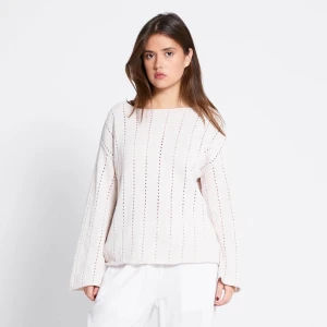Vit stickad tröja med hålmönster - Superfin vit stickad tröja med diskret hålmönster i lodräta rader. Tröjan har en avslappnad passform, långa ärmar och rundad halsringning. Perfekt att slänga på sig för en chill och stilren look.