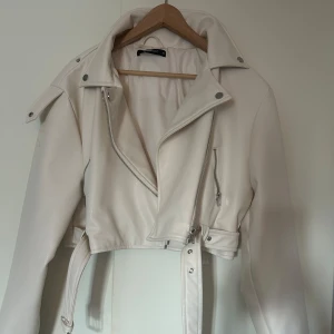 Croppad skinnjacka - Croppad krämvit skinnjacka från Gina Tricot, storlek xs