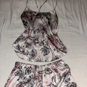 Victoria's Secret pyjamas set - Supersött set från Victoria's Secret i satin med kryss axelband. Inga defekter! Knappt använd och den slutade säljas för något år sedan. ”Vintage”.
