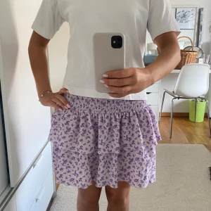 Blommig volangkjol - Supersöt kjol från Gina Tricot med smock i midjan. Säljer då den inte kommer till användning längre😇