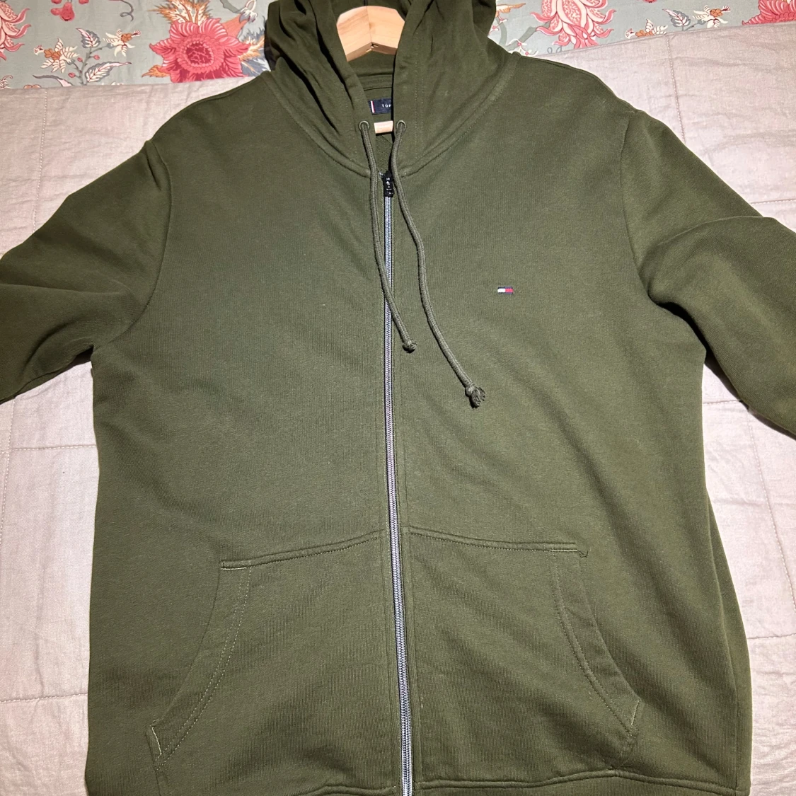 Olivgrön zip hoodie från Tommy Hilfiger