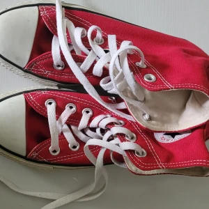 Röda Converse - Röda converse I storlek 36 men är stora I storleken så passar även 36,5 alternativt 37. 