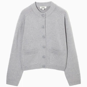 ullkofta från cos - 100% ull, nypris 890kr men slutsåld. För liten på mig som brukar ha S/M💕 lägger ut annonsen igen för att kunna erbjuda fri frakt☺️