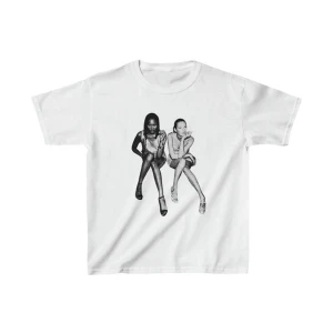 Kate Moss och Naomi campbell tröja - Säljer min skitsnygga T-shirt från in print we trust med Kate moss och Naomi campbell tryck på. Älskar denna tröja i så många outfits men har inte plats för den😕💗