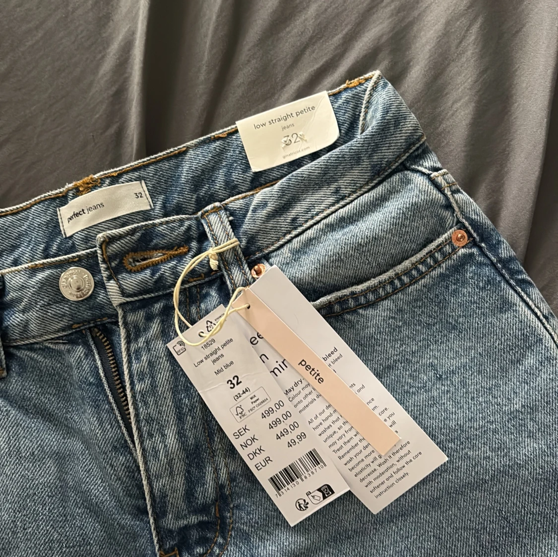 Low straight petite jeans i ljusblå denim - 2