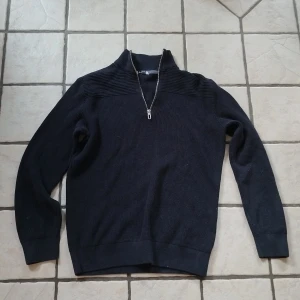 Mörkblå Halfzip - Mörkblå Halfzip från tom tailor. Tröjan är i bra skicka och i storlek M. Skriv vid minsta fundering.