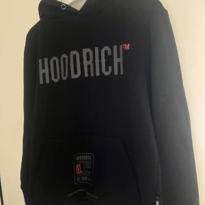 Hoodrich hoodie! - En svin najs svart Hoodrich hoodie men galen print! Jätte snygg och superskönt att ha på sig. Säljer då den ej kommer till användning.