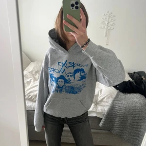 Grå hoodie / Mount rapmore hoodie - - Säljer en jättesnygg och stilig grå hoodie (mount rapmore hoodie). - {Original pris: 449kr} - Säljer den pga den är för stor (oversized) - OBS! Inte jag på första bilden, den är lite mer oversized i verkligheten (större i storleken) 💓
