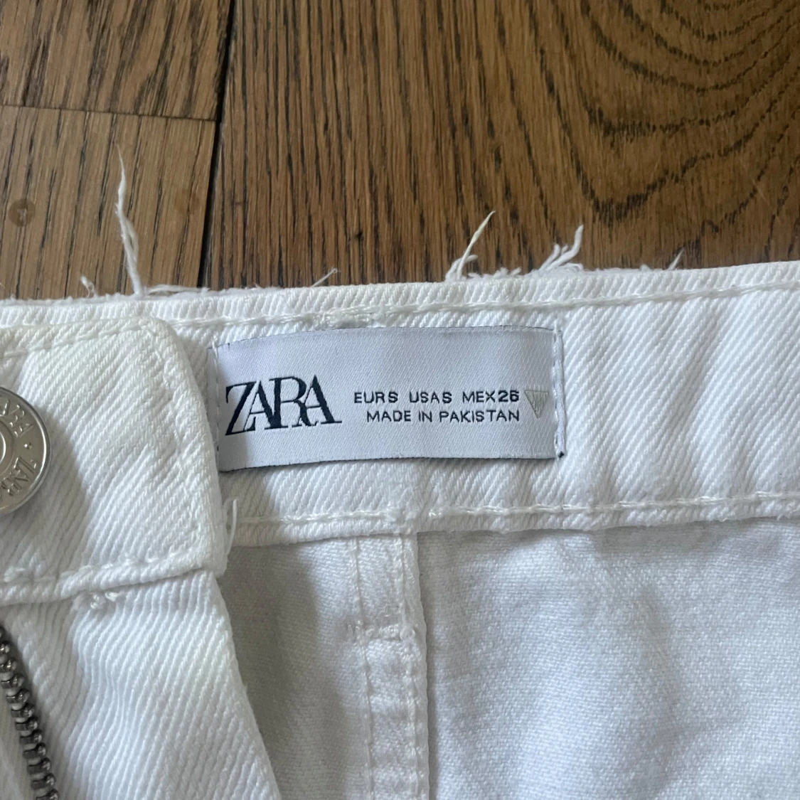 Vit jeanskjol med fransad kant från Zara - 3