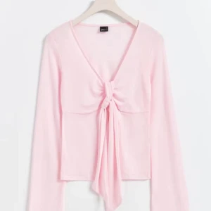 Ljusrosa långärmad knytblus - Supersöt ljusrosa blus från Gina tricot med v-ringning och knyt framtill. Långärmad modell i mjukt, tunt material som ger en flowy känsla. Perfekt för dig som gillar romantiska och feminina vibes.