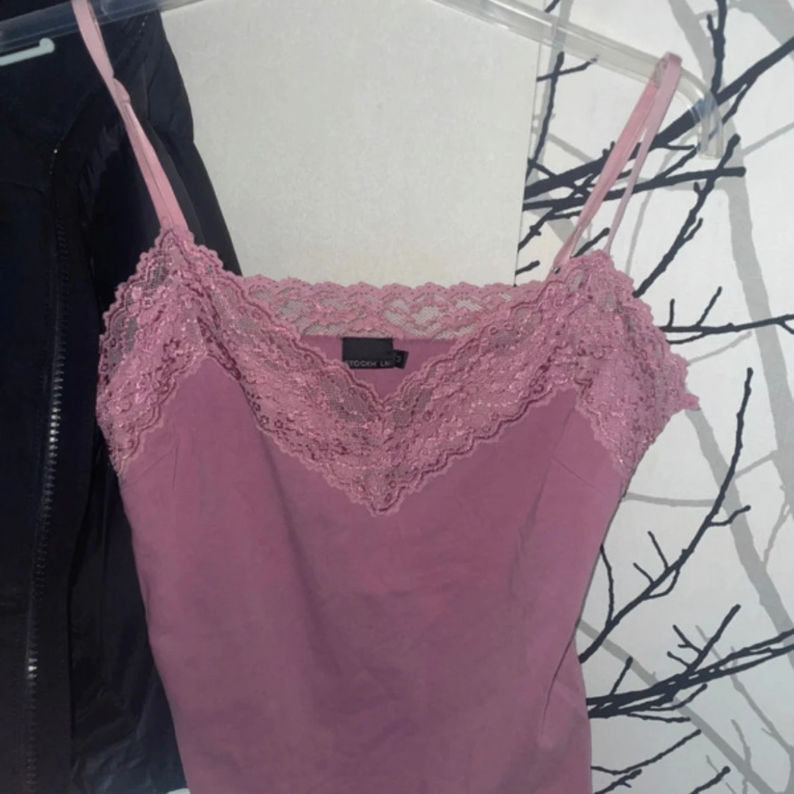 Rosa linnetopp med spets från Stockholm