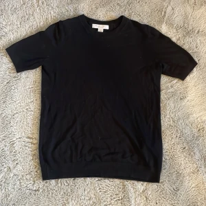 Svart stickad tröja från newyorker/AMISU - En svart, enkel och stilren stickad tröja från Amisu i storlek XS. Tröjan har korta ärmar, Mjuk och skön känsla, passar till allt och är lätt att matcha.