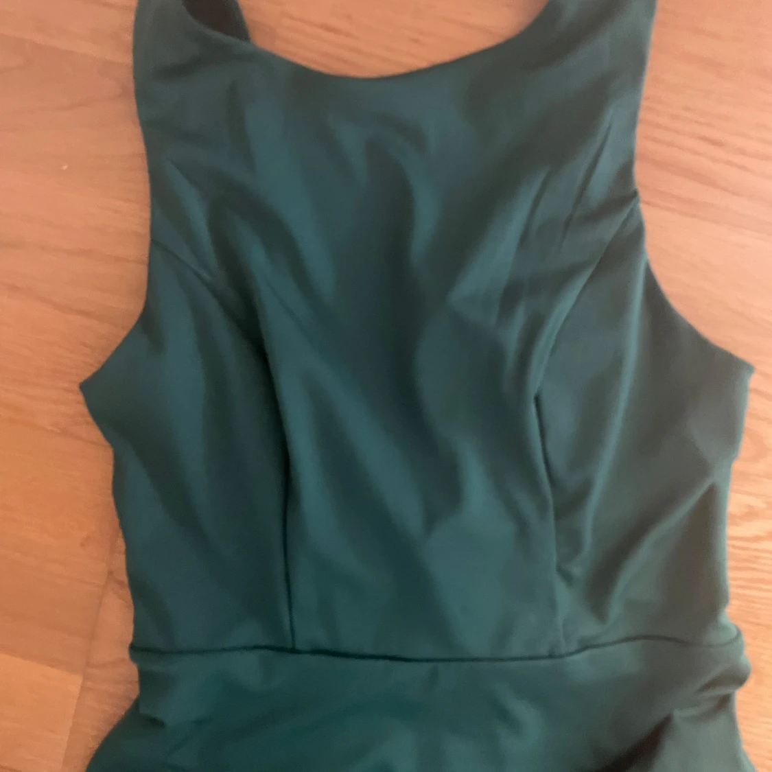 Mörkgrön långklänning med twistdetalj - 1