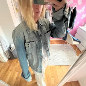 Oversized ljusblå jeansjacka - Säljer en oversized ljusblå jeansjacka