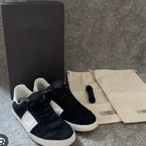 Valentino flycrew söker - Söker ett par Valentino fly crew 