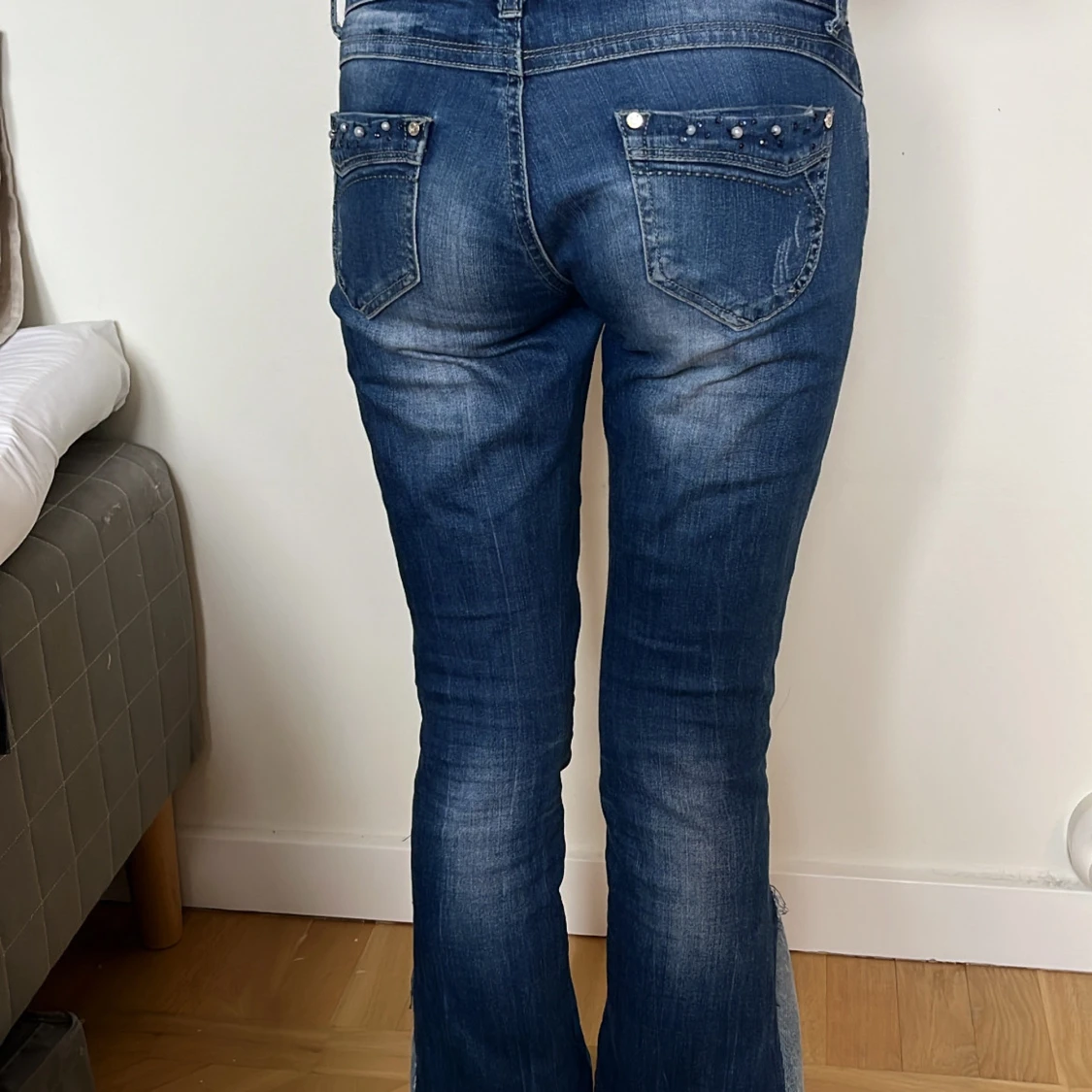 Lågmidjade Blå jeans med pärldetaljer och bootcut - 3
