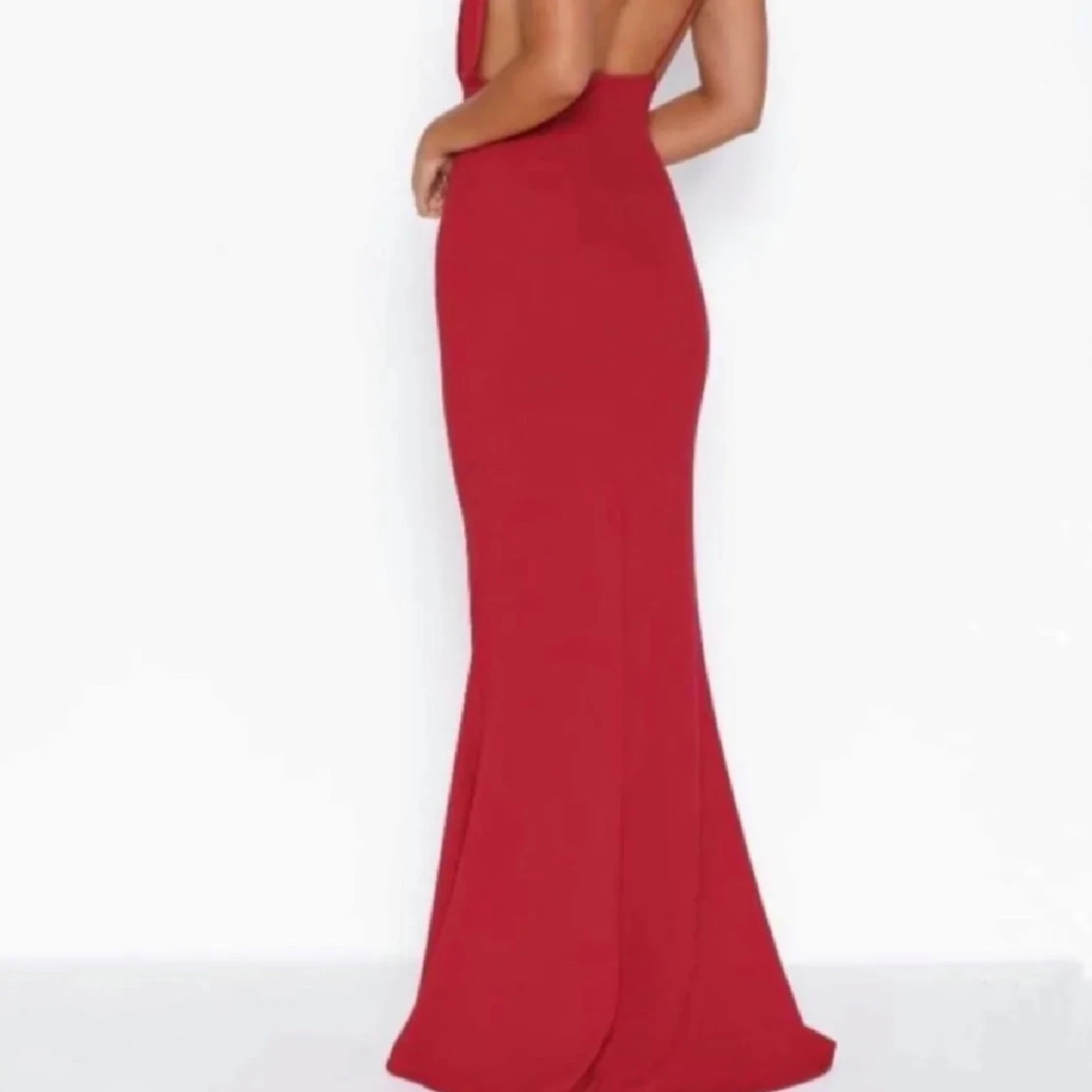 Röd långklänning med djup v-ringning - 3