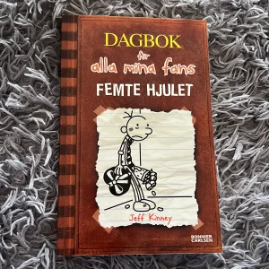 Dagbok för alla mina fans: Femte hjulet - En humoristisk och lättläst bok med roliga illustrationer om Gregs vardag, vänskap och pinsamma situationer. Perfekt för unga läsare som gillar att känna igen sig i tokiga och träffsäkra berättelser. Del 7 i den populära serien.