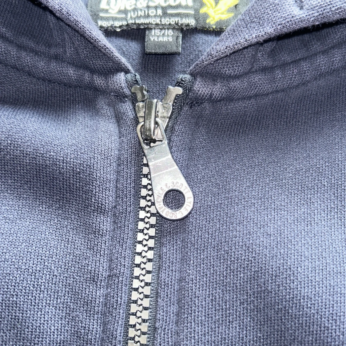 Mörkblå hoodie från Lyle & Scott - 3