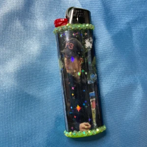 BLADEE - Y3 - lighter - ⭐️ 1st Refillable BIC MAXI LIGHTER med gtbsbe inspirerad wrap⭐️ ✨Tillsammans med lightern kommer random foto, drain stickers och freebies! (klistermärken + godis) ✨