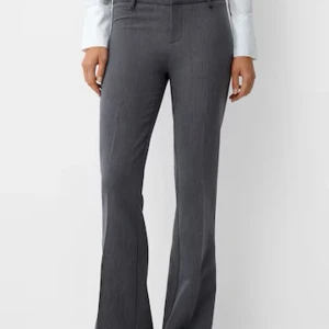 Grå kostymbyxor med bootcut - Snygga grå kostymbyxor med bootcut och låg midja. Har sytt upp de så att de passar mig som är 158 cm, men får självklart att sprätta upp dem 💕☺️