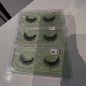 Oanvända lösögonfransar 3st - Säljer tre par 3D235 lösögonfransar med fyllig volym och snygg böj. Ser nästan ut som ögonfransförlängning! Säljer alla 3 st för 39kr